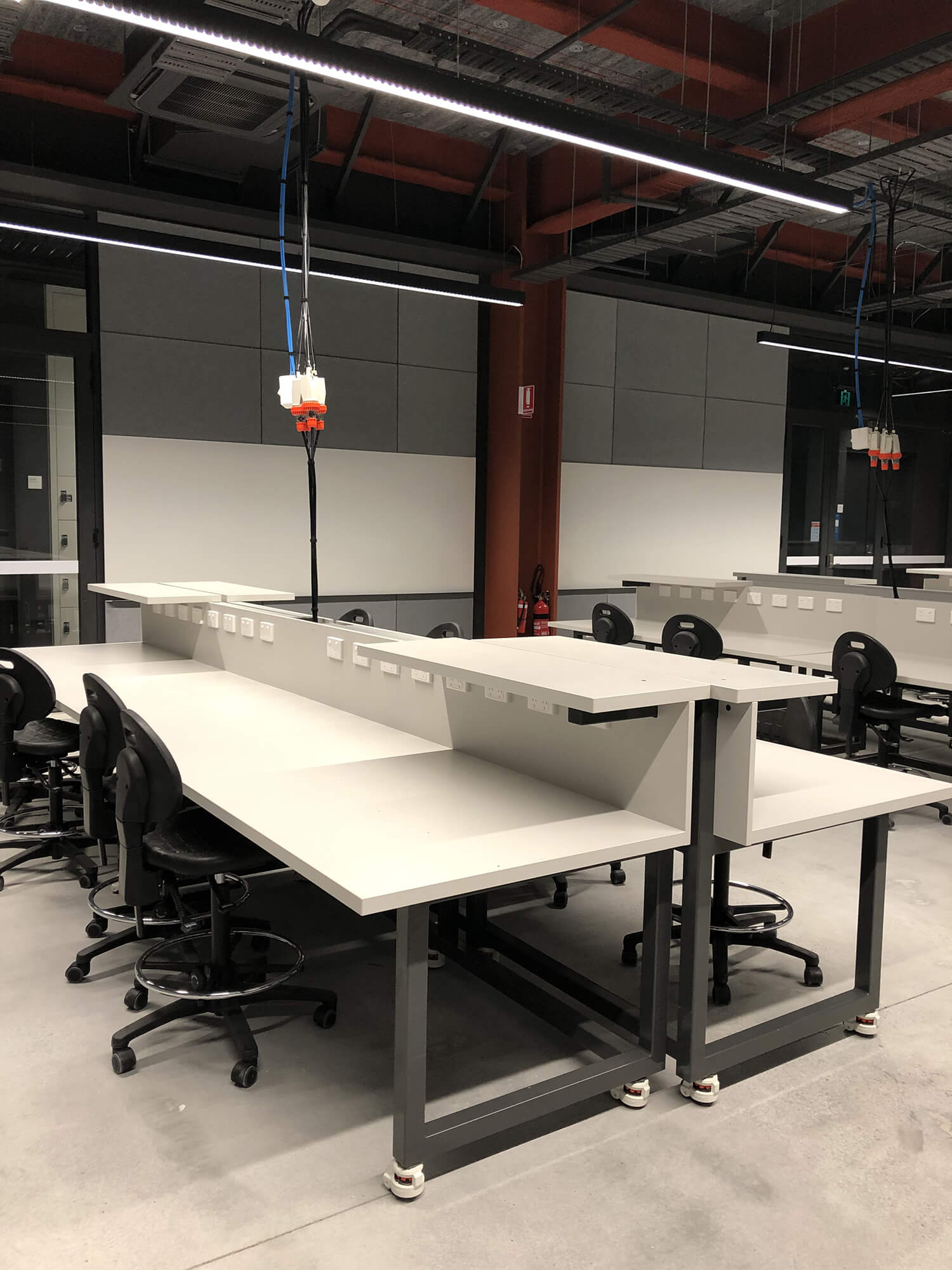 Electrical workbenches in learning laboratories